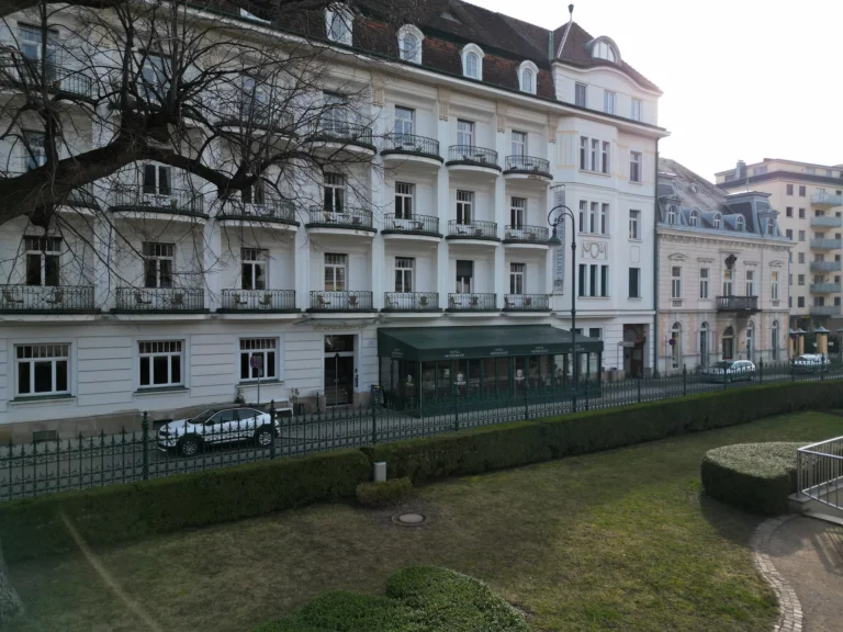 Restaurant derFerdinand in historischem Gebäude in Baden mit weißer Fassade, Balkonen und grünem Außenbereich
